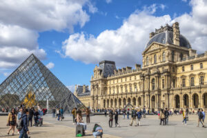Лувр вновь открылся для туристов