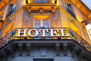В парижских отелях на период эпидемии поселятся бездомные