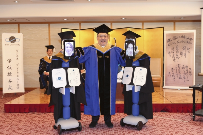 В Японии на вручение дипломов вместо студентов пришли роботы