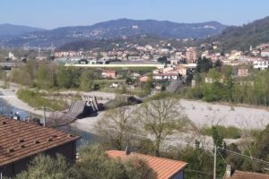 В Италии обвалился мост через реку вместе с машинами