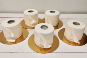 Торты в виде рулонов туалетной бумаги стали популярны в Финляндии
