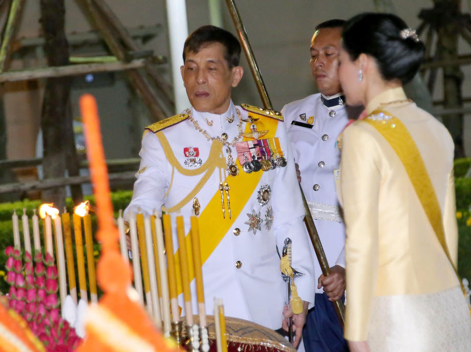 Король Таиланда сбежал из карантина на фестиваль