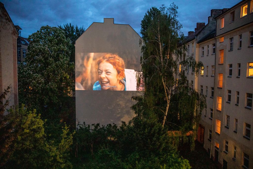 В Берлине из-за карантина кино стали показывать на стенах домов
