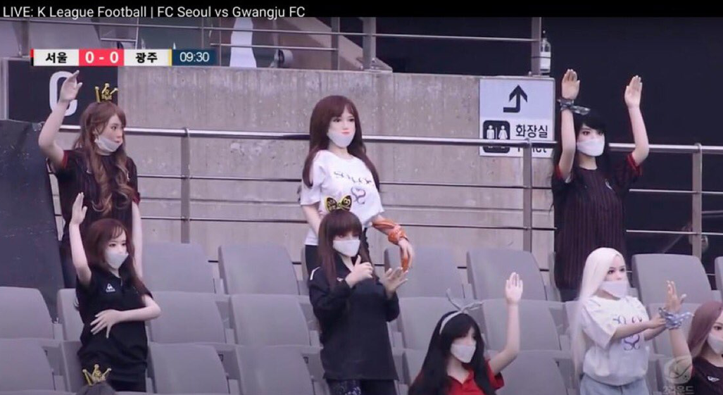Южнокорейский футбольный клуб извинился за секс-кукол на трибунах