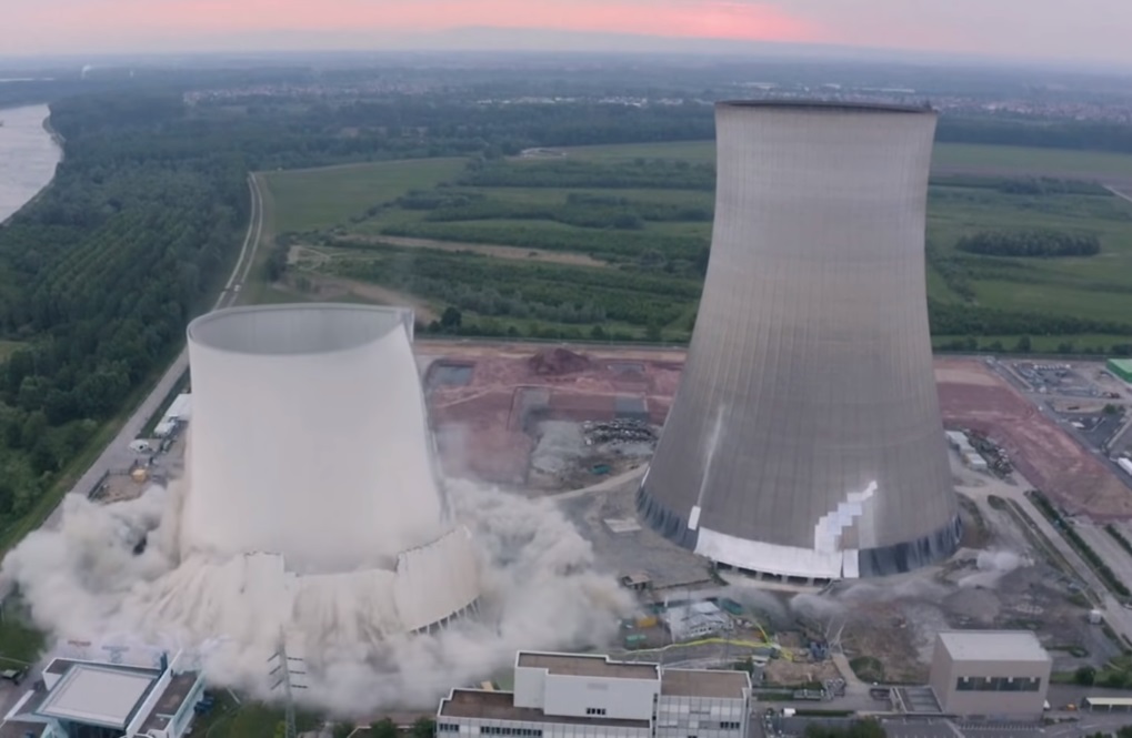 В Германии снесли две 150-метровые башни АЭС (видео).Вокруг Света. Украина