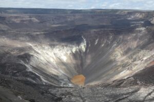 В кратере действующего вулкана на Гавайях появилось озеро