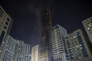 В ОАЭ полностью сгорел жилой небоскреб