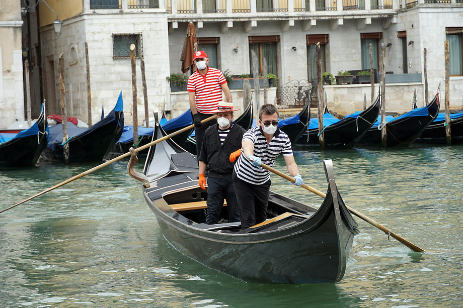 По каналам Венеции вновь поплыли гондолы