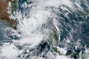 Сезон ураганов Атлантики бъет рекорды