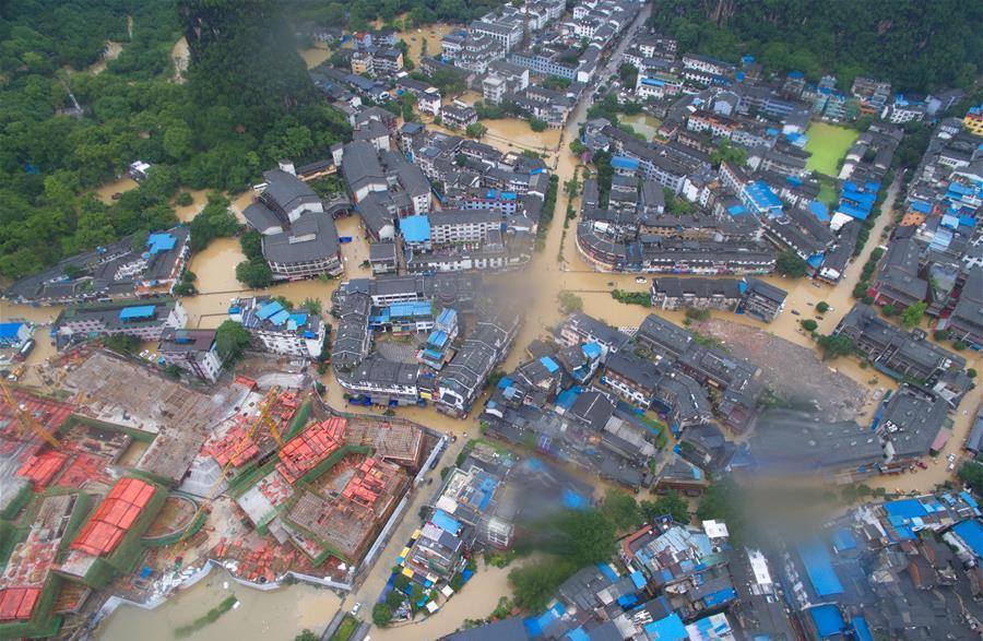 Наводнение в Китае: десятки погибших и сотни тысяч эвакуированных