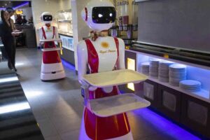 В Нидерландах открыли ресторан с официантами-роботами