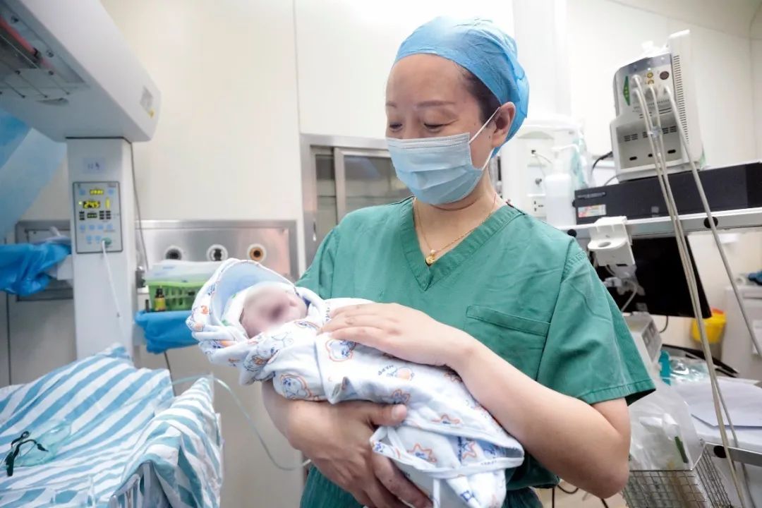 В Китае близнецы родились с разницей в 10 лет