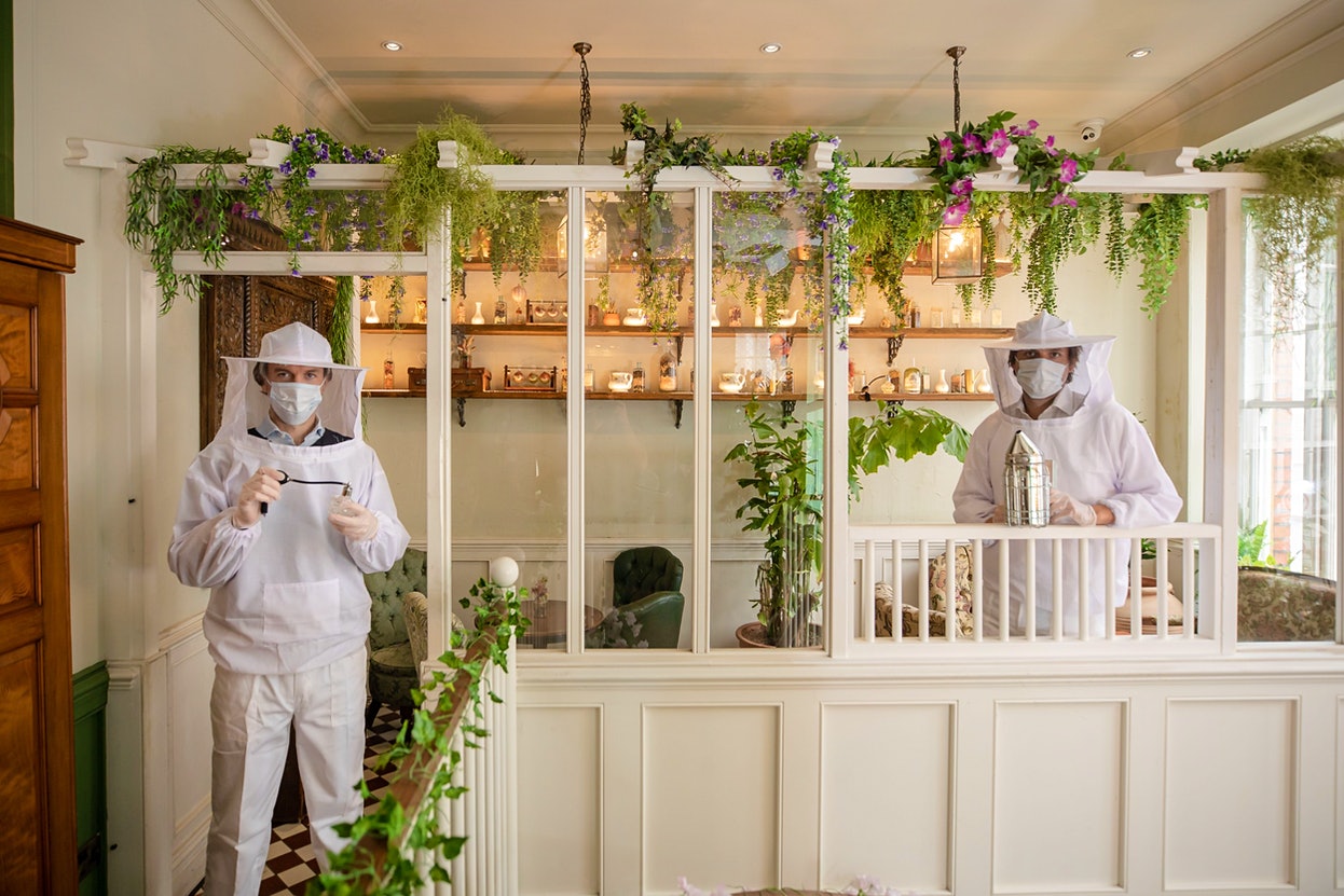 Сотрудники лондонского бара носят костюмы пчеловодов в качестве защитных