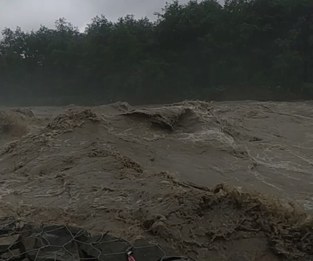 Паводок в Карпатах: река Черемош снесла автомобиль с людьми