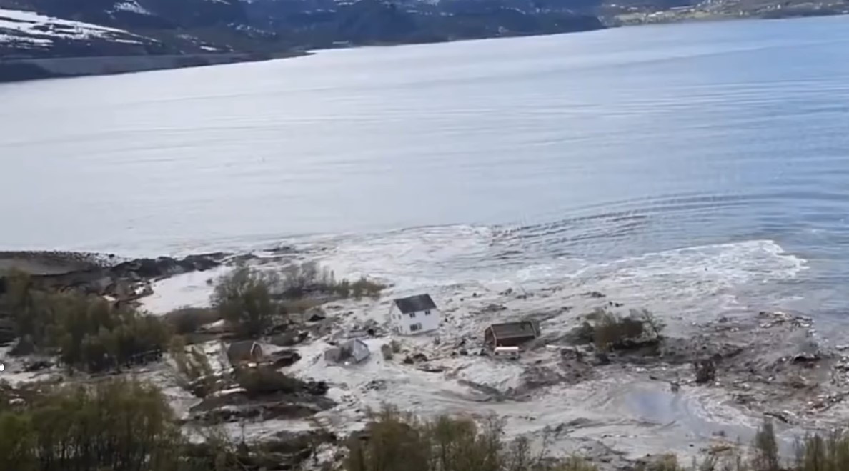 В Норвегии оползень унес в море часть поселка: видео