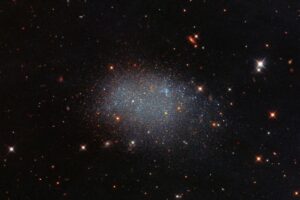 Одна на 150 млн световых лет: Хаббл запечатлел очень одинокую галактику