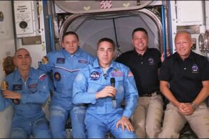 Астронавты НАСА с Crew Dragon взошли на борт МКС