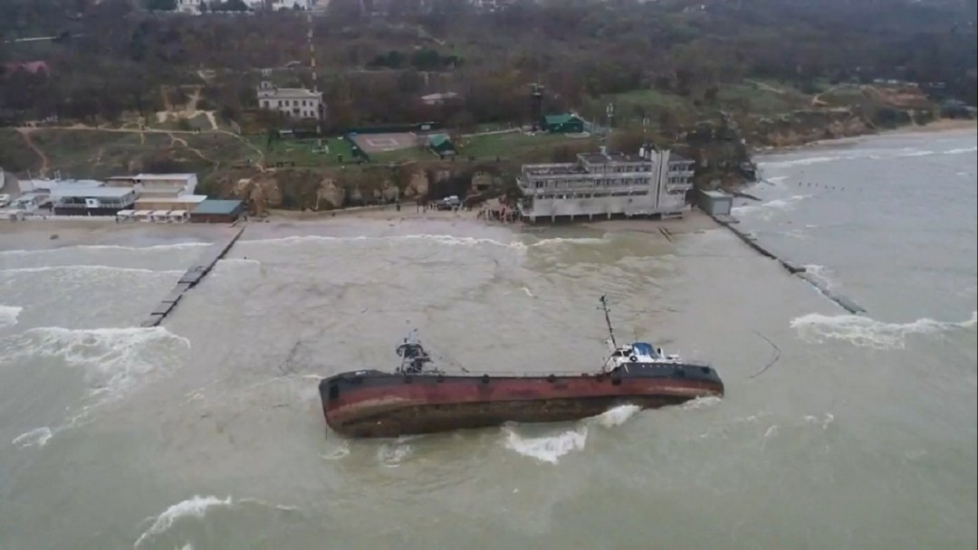 В Одессе из-за разлива нефти закрыли пляж «Дельфин»