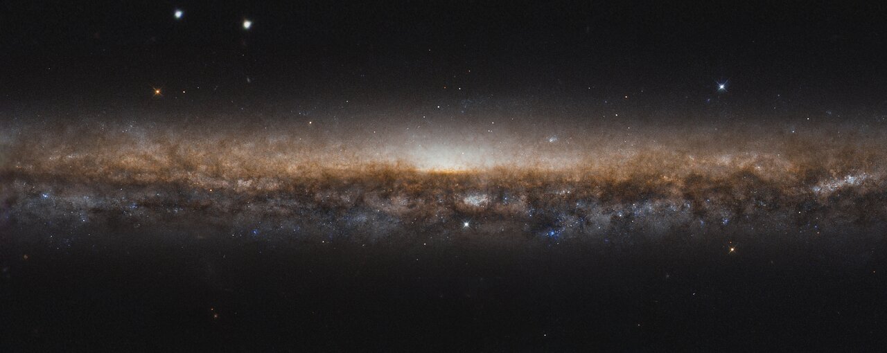 Хаббл запечатлел галактику «Острие ножа» на детальном снимке