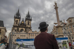 После 100 лет споров в Чехии восстановили статую Девы Марии