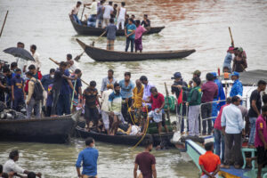 В Бангладеш в результате крушения парома погибли десятки людей
