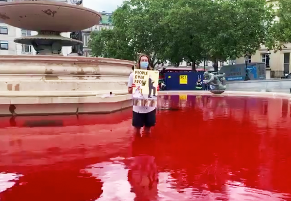 В центре Лондона вода в фонтанах стала кроваво-красной.Вокруг Света. Украина