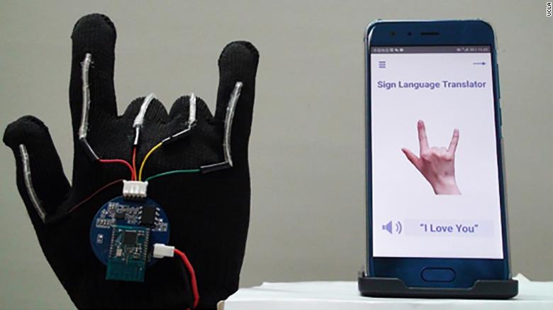 Ученые разработали перчатку, которая переводит язык жестов.Вокруг Света. Украина