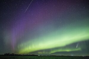 Фотограф запечатлела комету, метеор и полярное сияние на одном снимке