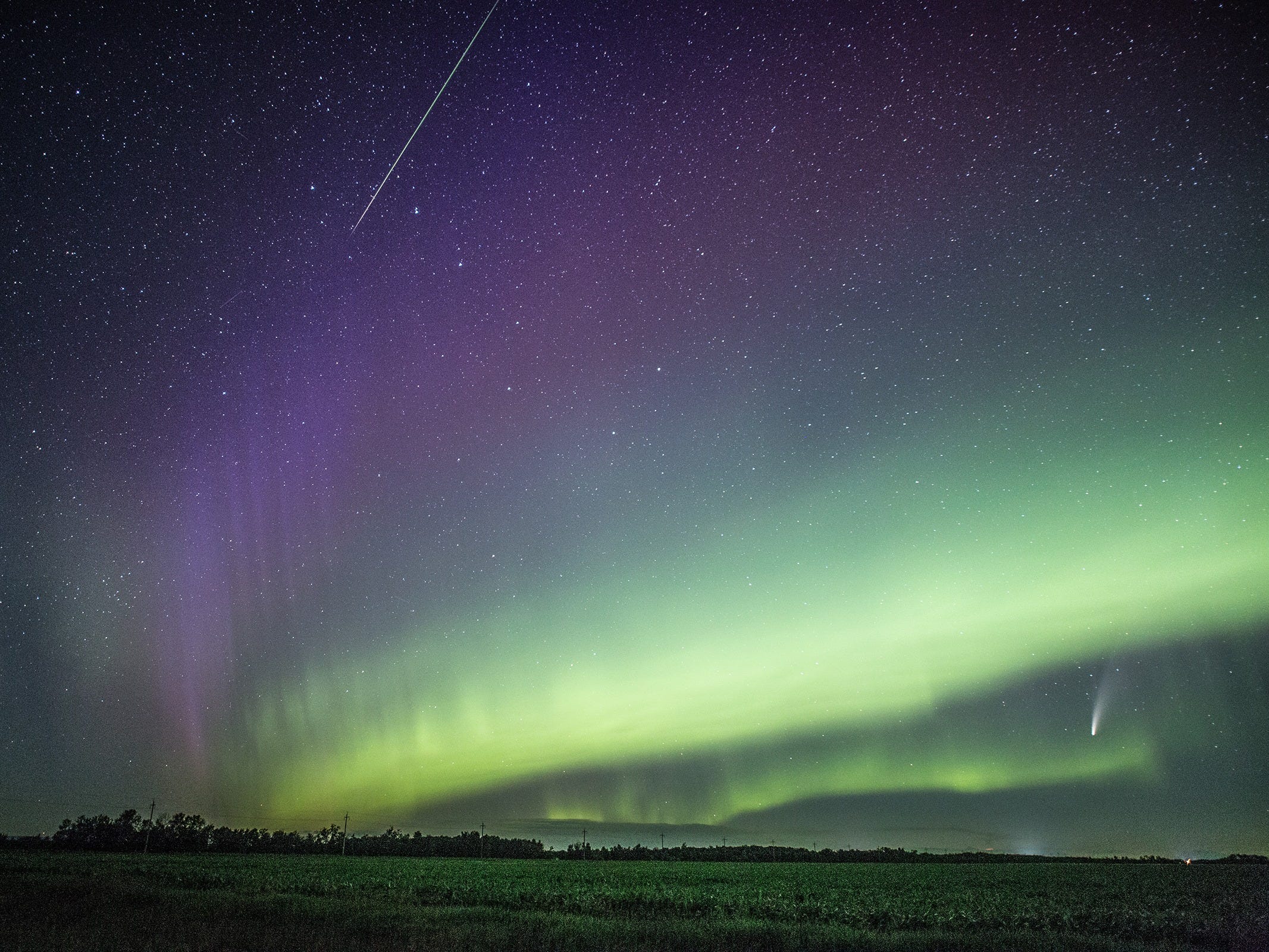 Фотограф запечатлела комету, метеор и полярное сияние на одном снимке