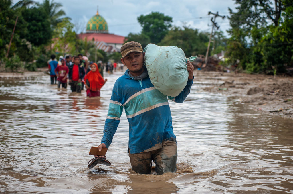 На индонезийский остров Сулавеси обрушилось наводнение