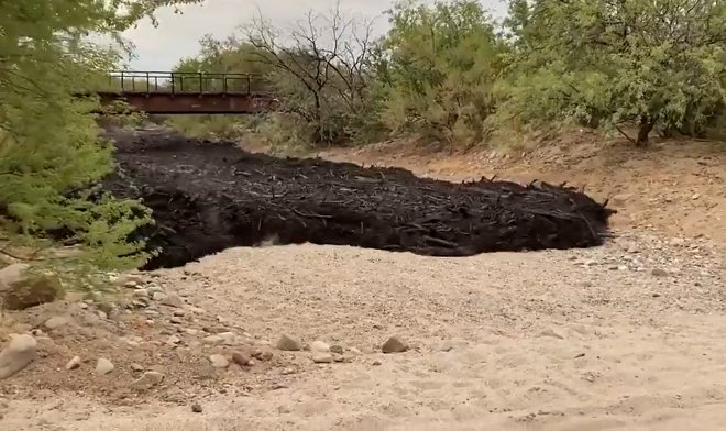 Зловещая черная река потекла в Аризоне после мощных пожаров (видео)