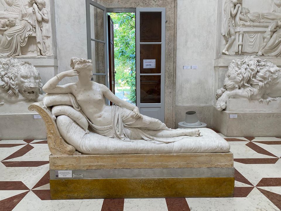 В Италии во время селфи турист сломал пальцы статуе XIX века