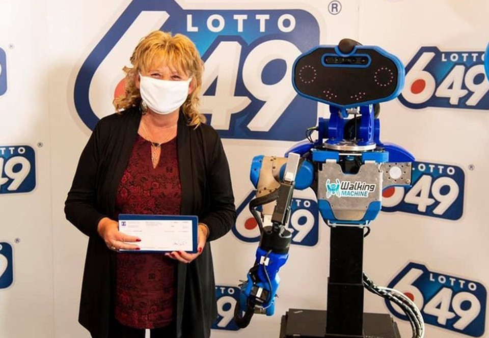 В Канаде победительница лотереи получила чек на $6 млн от робота