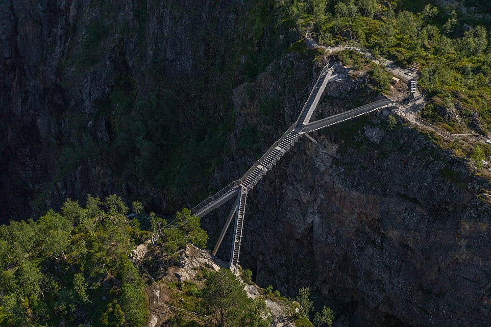 В Норвегии открыли мост через ущелье с видом на водопад Верингсфоссен