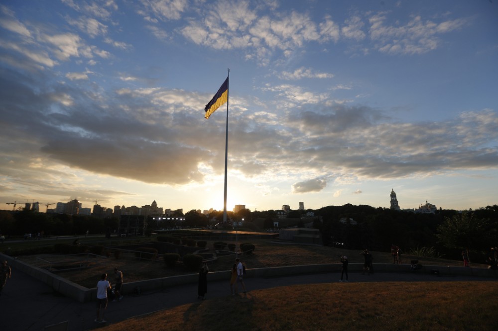 В Киеве подняли самый большой флаг Украины.Вокруг Света. Украина
