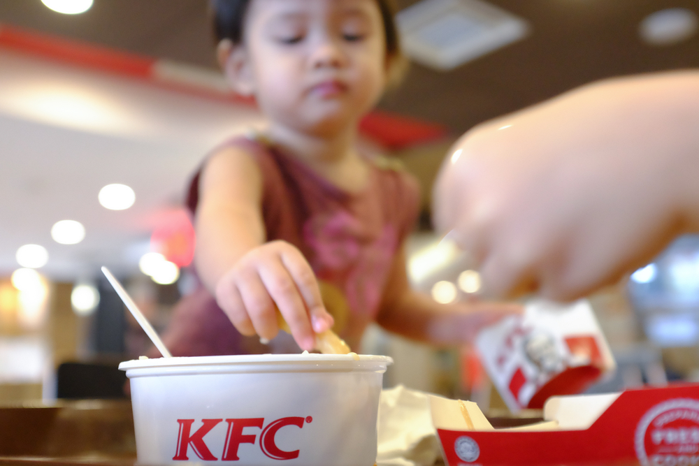 Пальцы не облизывать: KFC отказалась от слогана из-за COVID-19.Вокруг Света. Украина