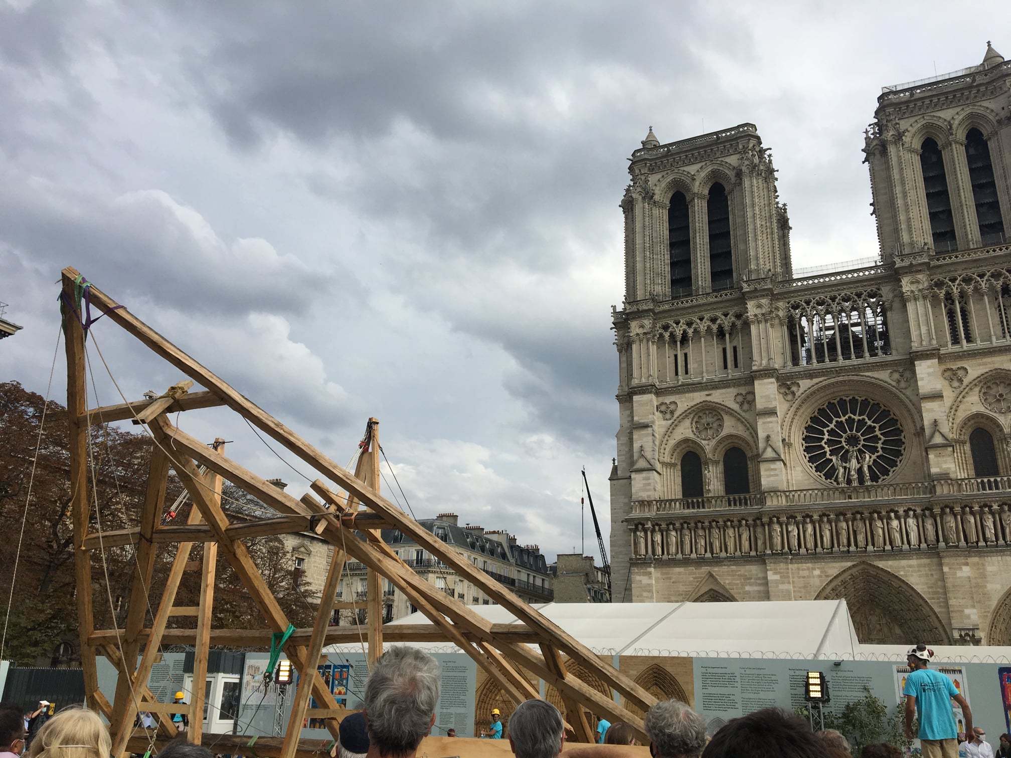 Парижские плотники показали, как будут реконструировать Нотр-Дам (видео)