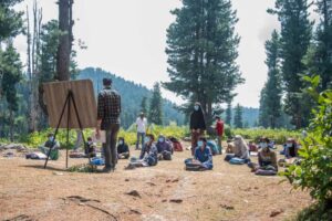 В индийском Кашмире уроки проводят на лесных полянах