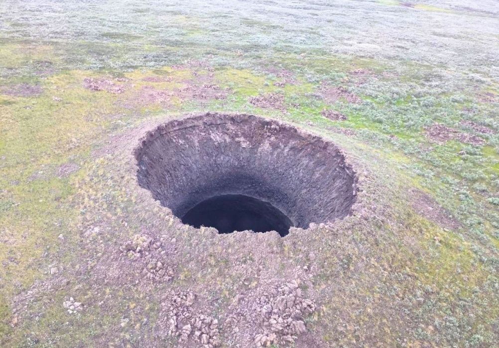 В Сибири из-за подземного взрыва метана образовался 50-метровый кратер