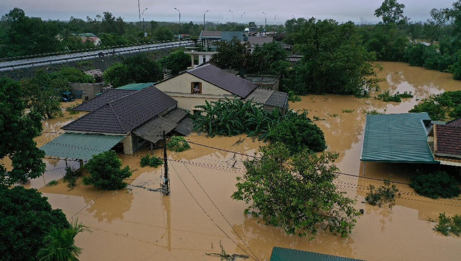 Во Вьетнаме мощные ливни вызвали смертоносное наводнение