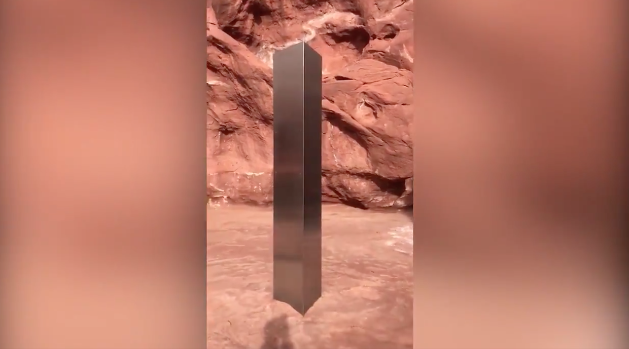 Посреди пустыни штата Юта обнаружили загадочный металлический монолит