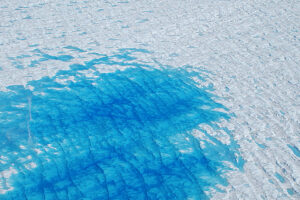 Под ледяным щитом Гренландии обнаружили древнее озеро