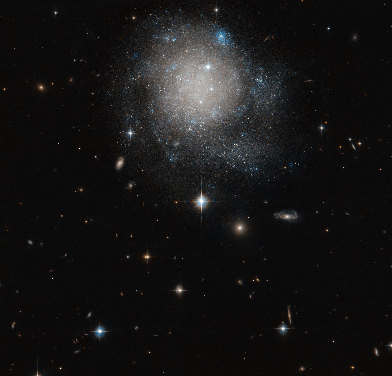 Hubble нашел необычную галактику, похожую на булочку с корицей