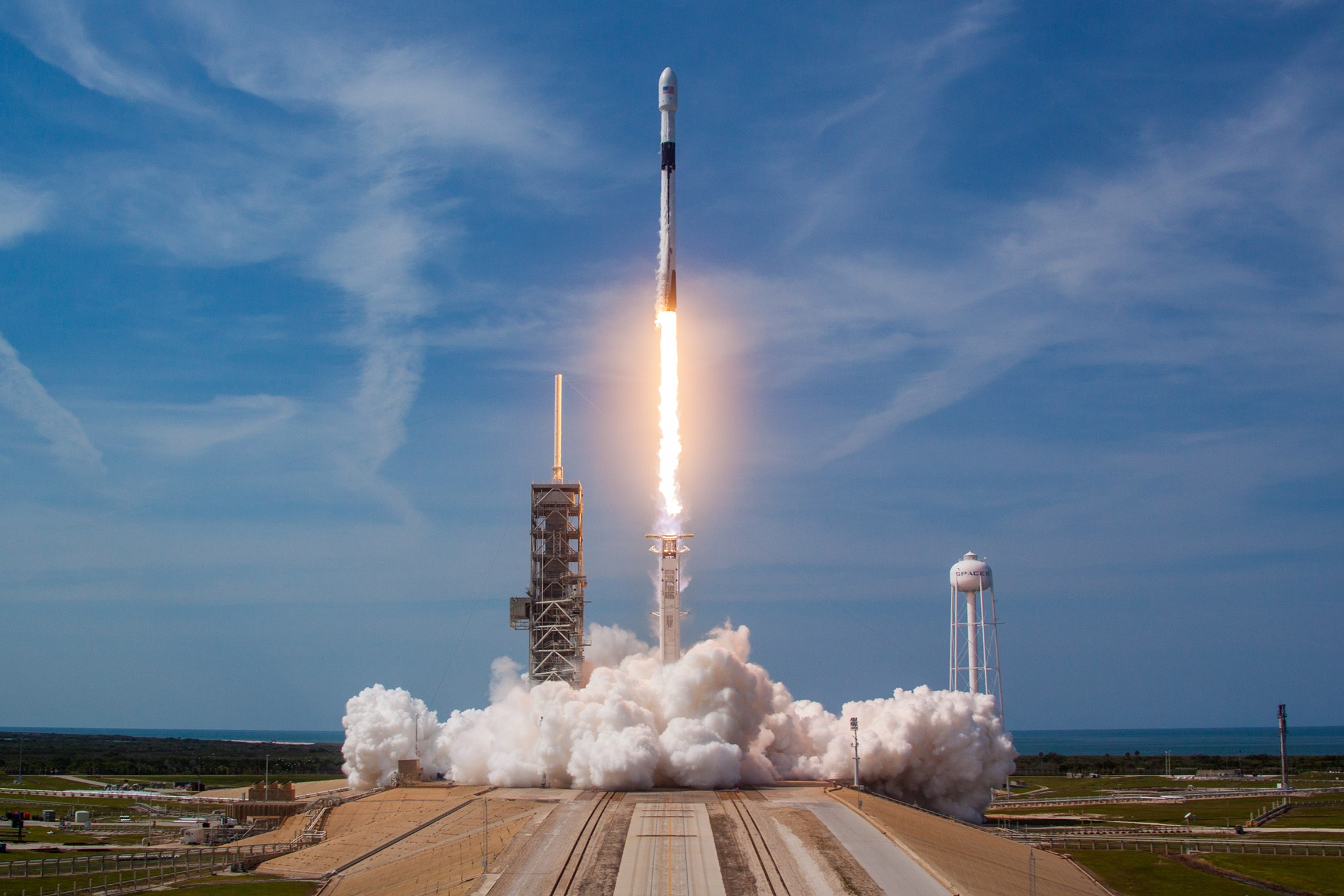 В декабре SpaceX запустит на орбиту четыре космических аппарата