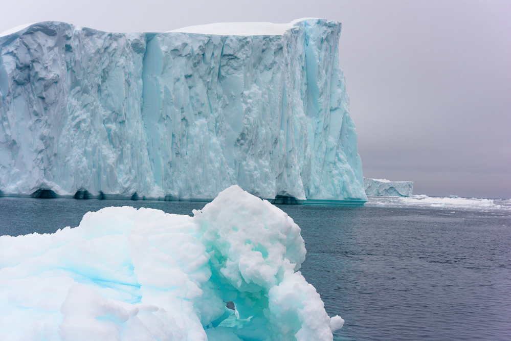 Крупнейший айсберг мира стремительно изнашивается: спутниковая съемка