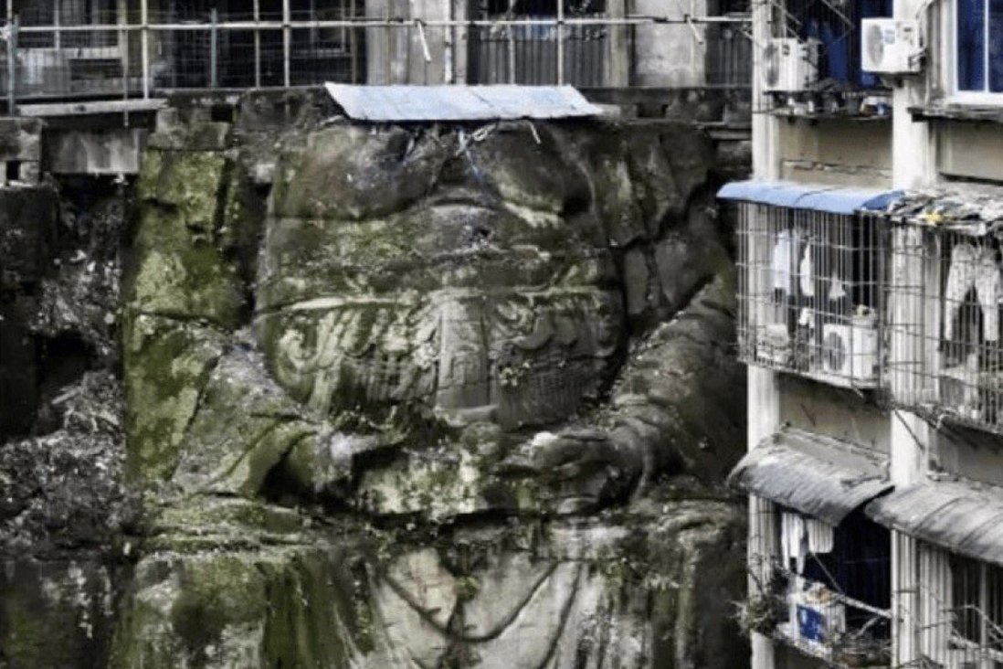 Безголовый Будда: в Китае обнаружили большую статую между двумя жилыми домами