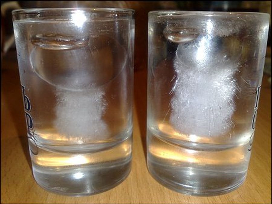 Горячая соленая вода. Эффект Мпембы. Опыт заморозка воды. Замерзшая вода в стакане. Горячая вода замерзает.