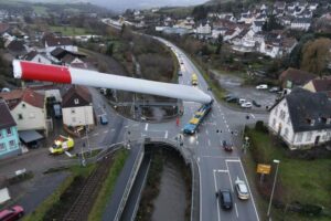 По Люксембургу провезли деталь ветряка длиной почти 70 метров