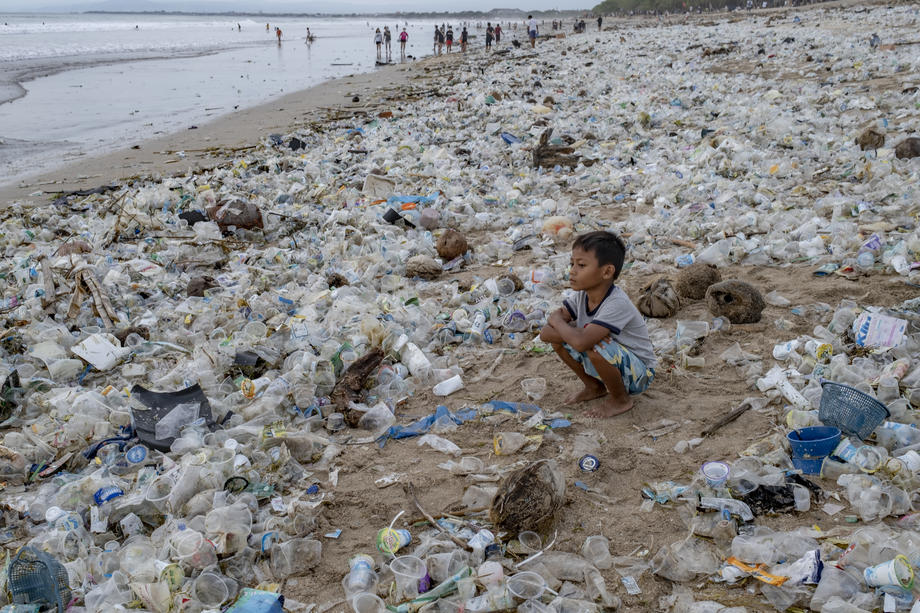 На знаменитом пляже Бали собрали 30 тонн мусора