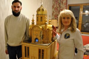 Харьковчанин создал рекордный храм из спичек и чая